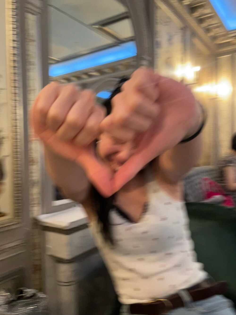 ホワイト系のタンクトップ、ブルー系のデニムパンツを着用したレディースの夏コーディネートの3枚目の写真