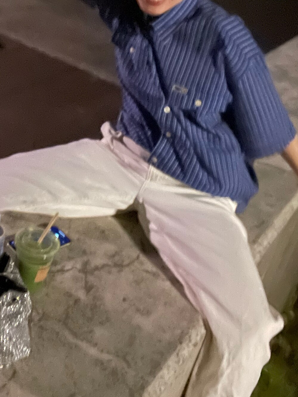 ブルー系のシャツ/ブラウス、ホワイト系のパンツ、ブラック系のサンダルを着用したレディースの夏コーディネートの3枚目の写真