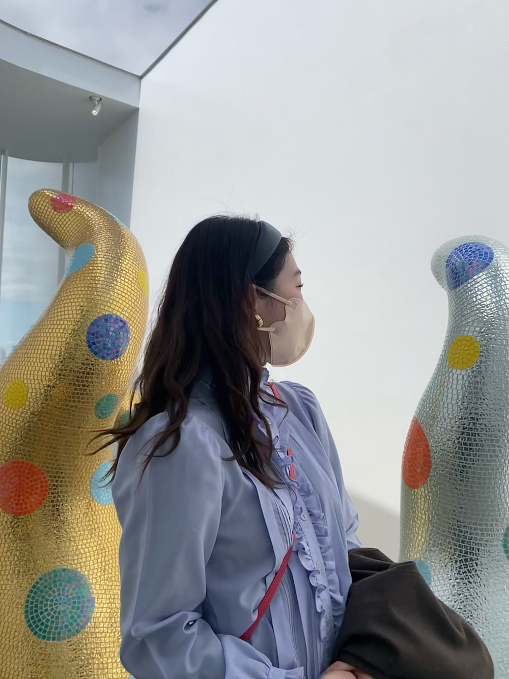 ブルー系のデニムパンツ、シルバー系のバレエシューズを着用したレディースの春コーディネートの3枚目の写真