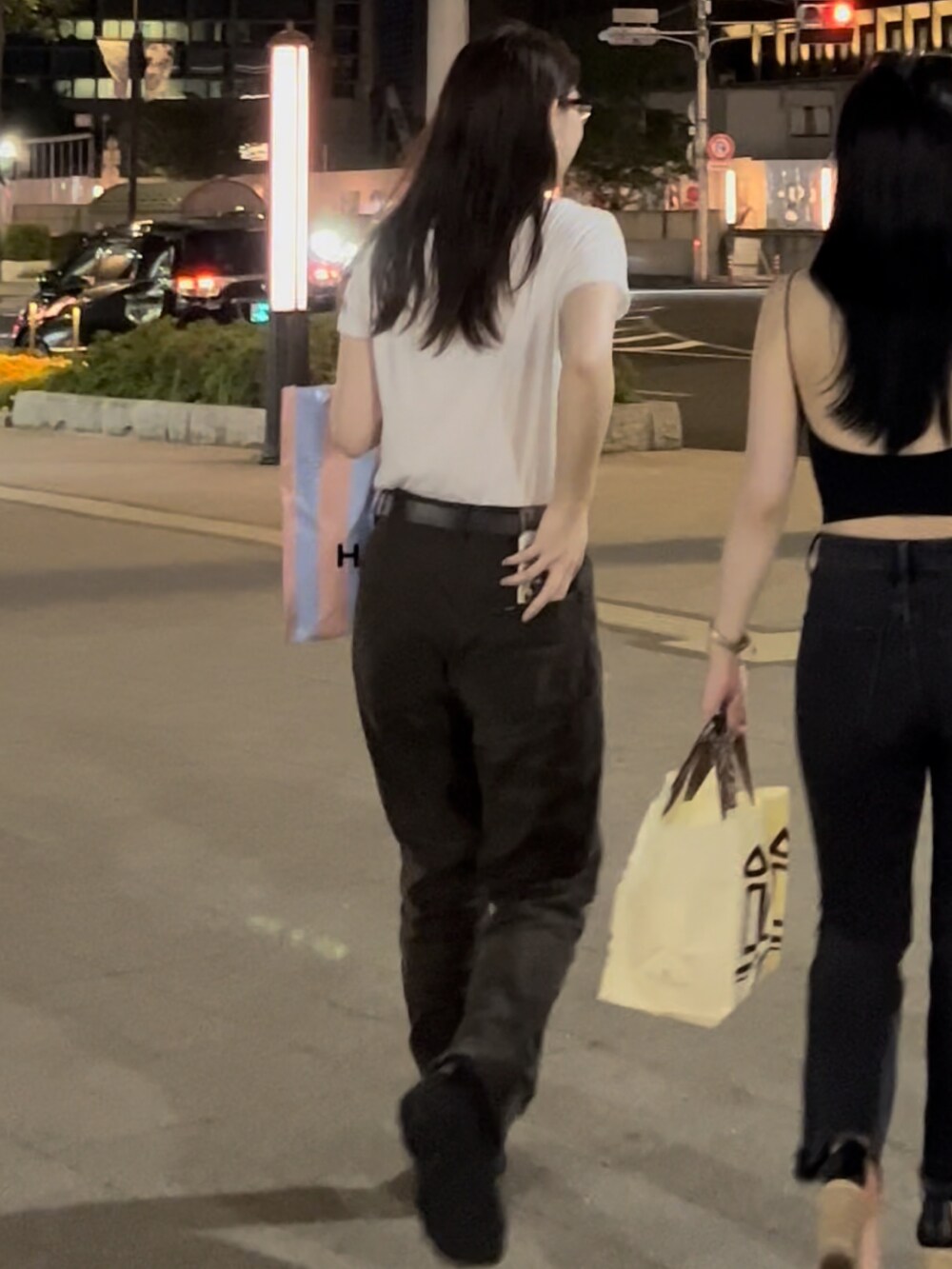 ブラウン系のパンツを着用したレディースの夏コーディネートの2枚目の写真