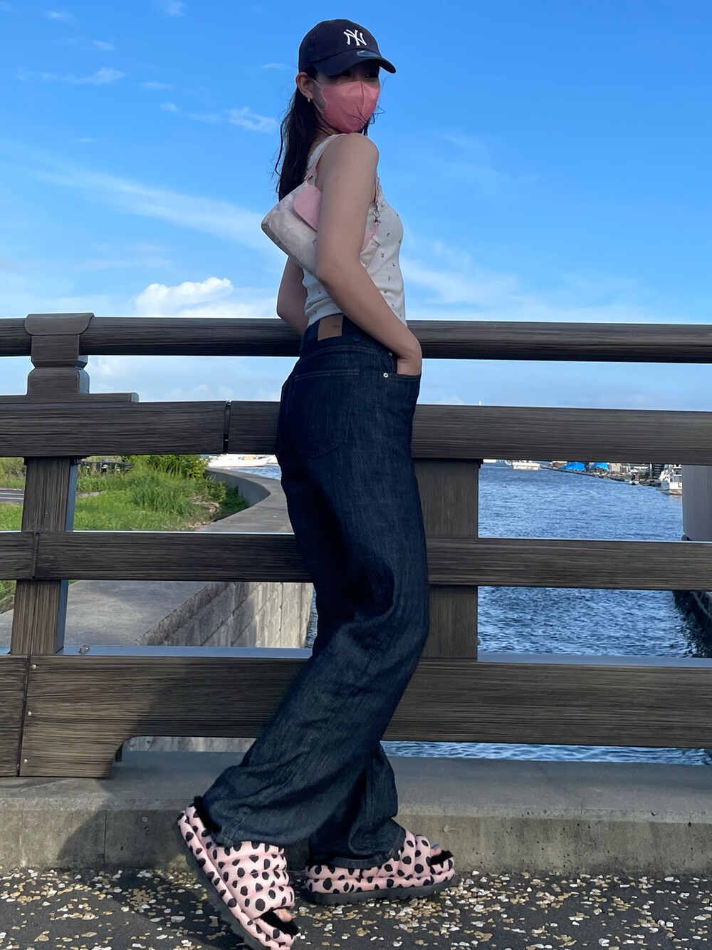 その他のサンダル、ホワイト系のタンクトップ、ブラック系のキャップを着用したレディースの夏コーディネートの2枚目の写真