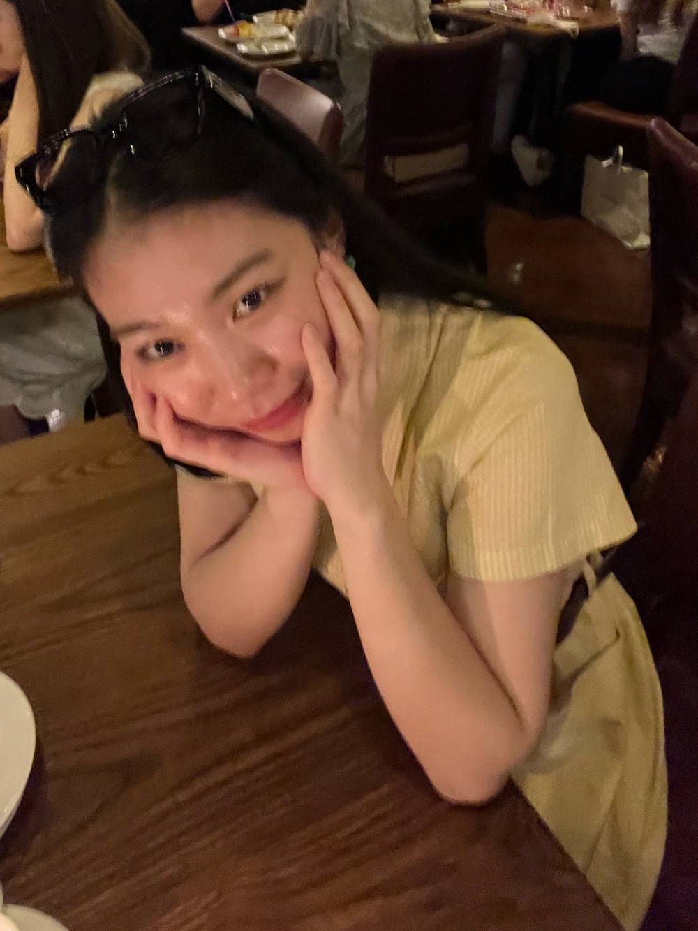 ブラック系のスニーカー、イエロー系のワンピース/ドレスを着用したレディースの夏コーディネートの5枚目の写真