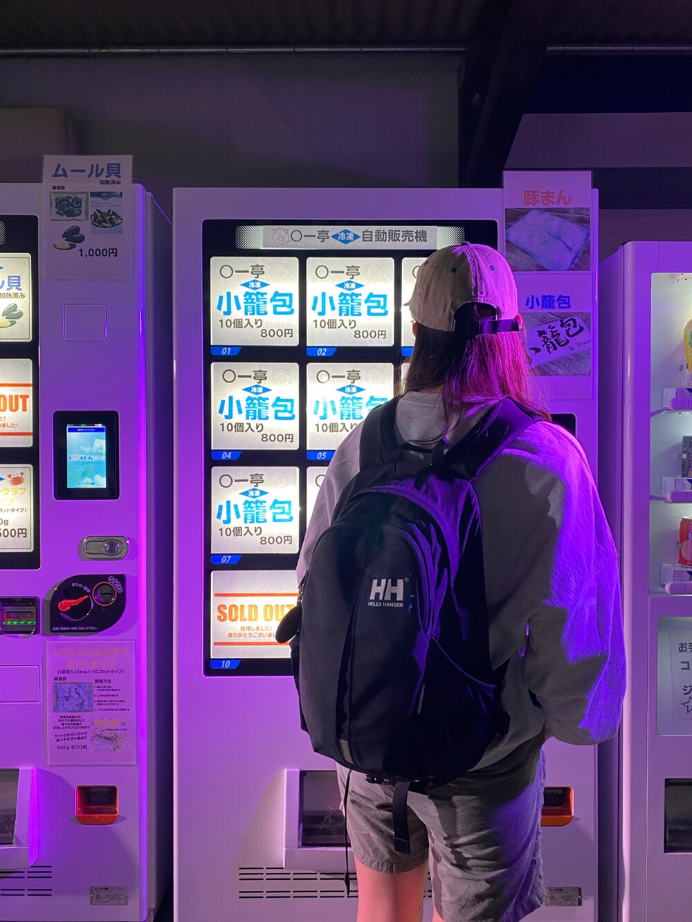 グレー系のスウェット、グリーン系のキャップを着用したレディースの秋コーディネートの3枚目の写真