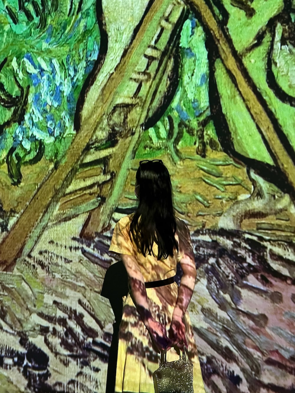 ブラック系のスニーカー、イエロー系のワンピース/ドレスを着用したレディースの夏コーディネートの3枚目の写真