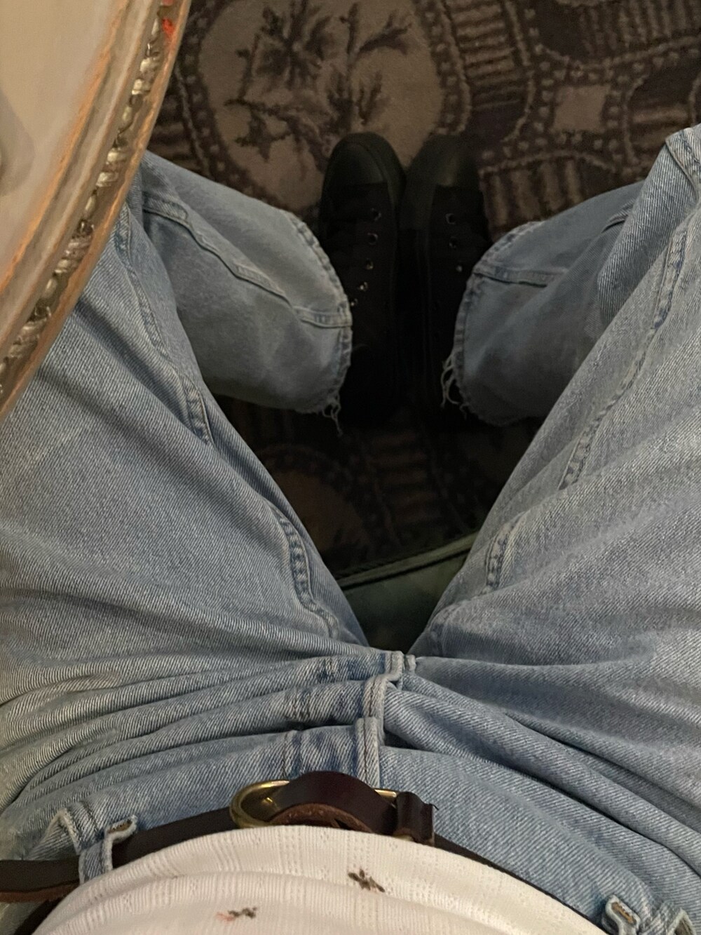 ホワイト系のタンクトップ、ブルー系のデニムパンツを着用したレディースの夏コーディネートの2枚目の写真