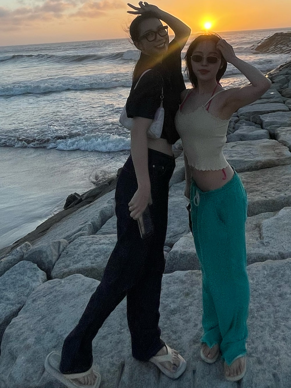 ブルー系のデニムパンツ、ブルー系のセットアップを着用したレディースの夏コーディネートの3枚目の写真