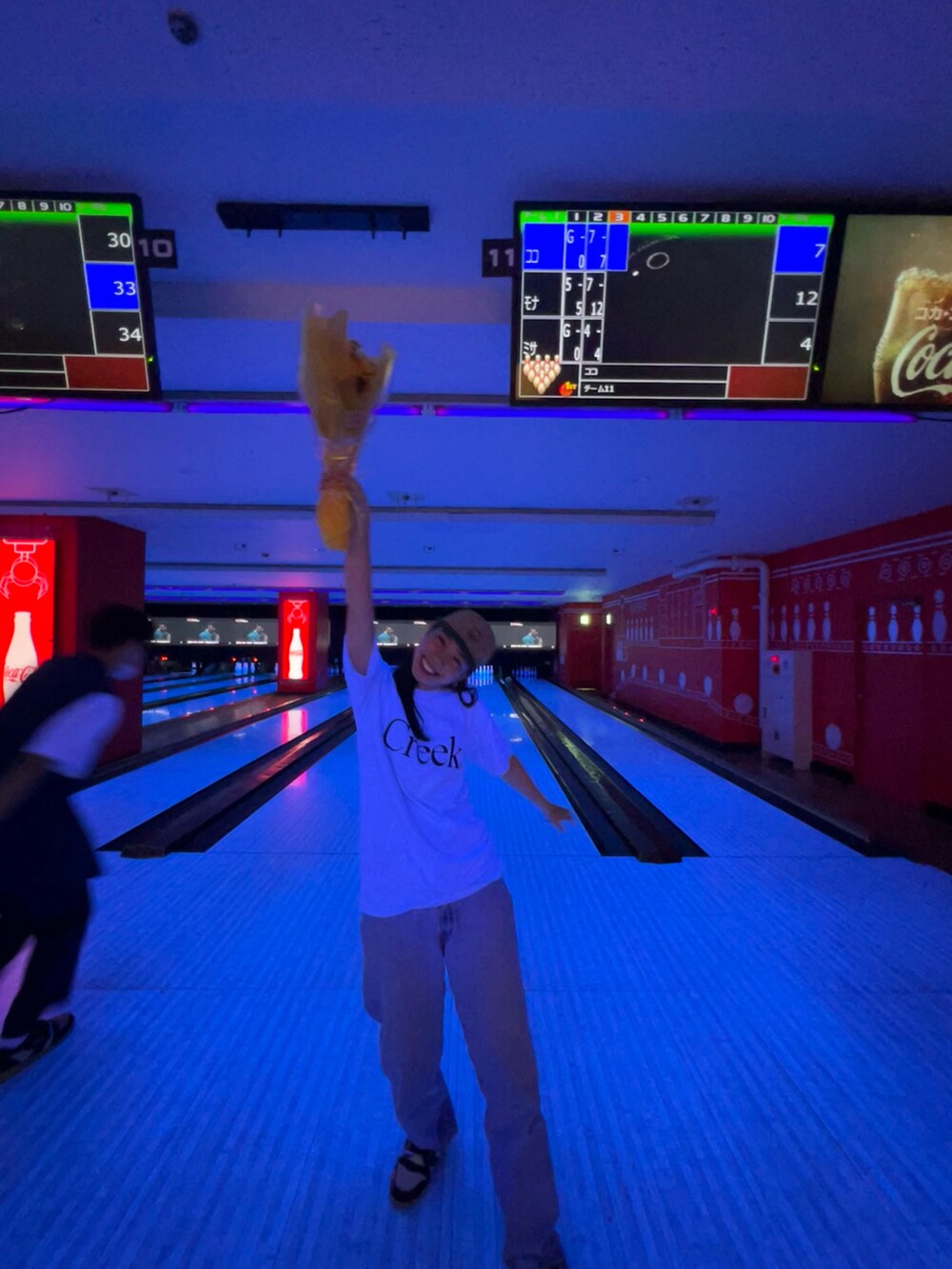 ホワイト系のTシャツ/カットソー、グリーン系のキャップを着用したレディースの夏コーディネートの2枚目の写真