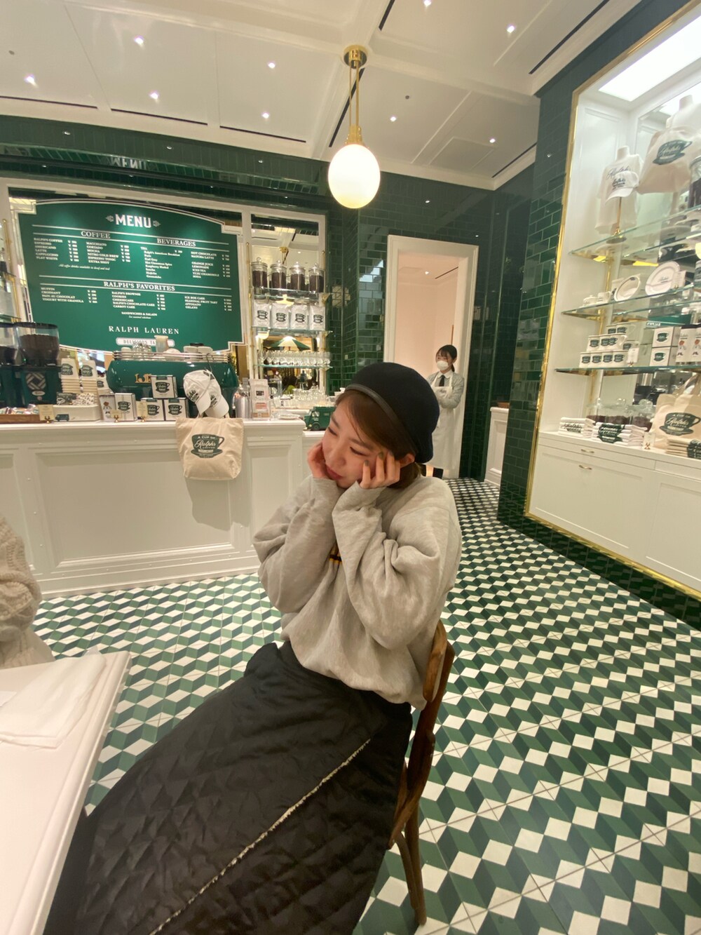 ブラック系のスリッポン、グレー系のスウェット、ホワイト系のレッグウェアを着用したレディースの冬コーディネートの2枚目の写真