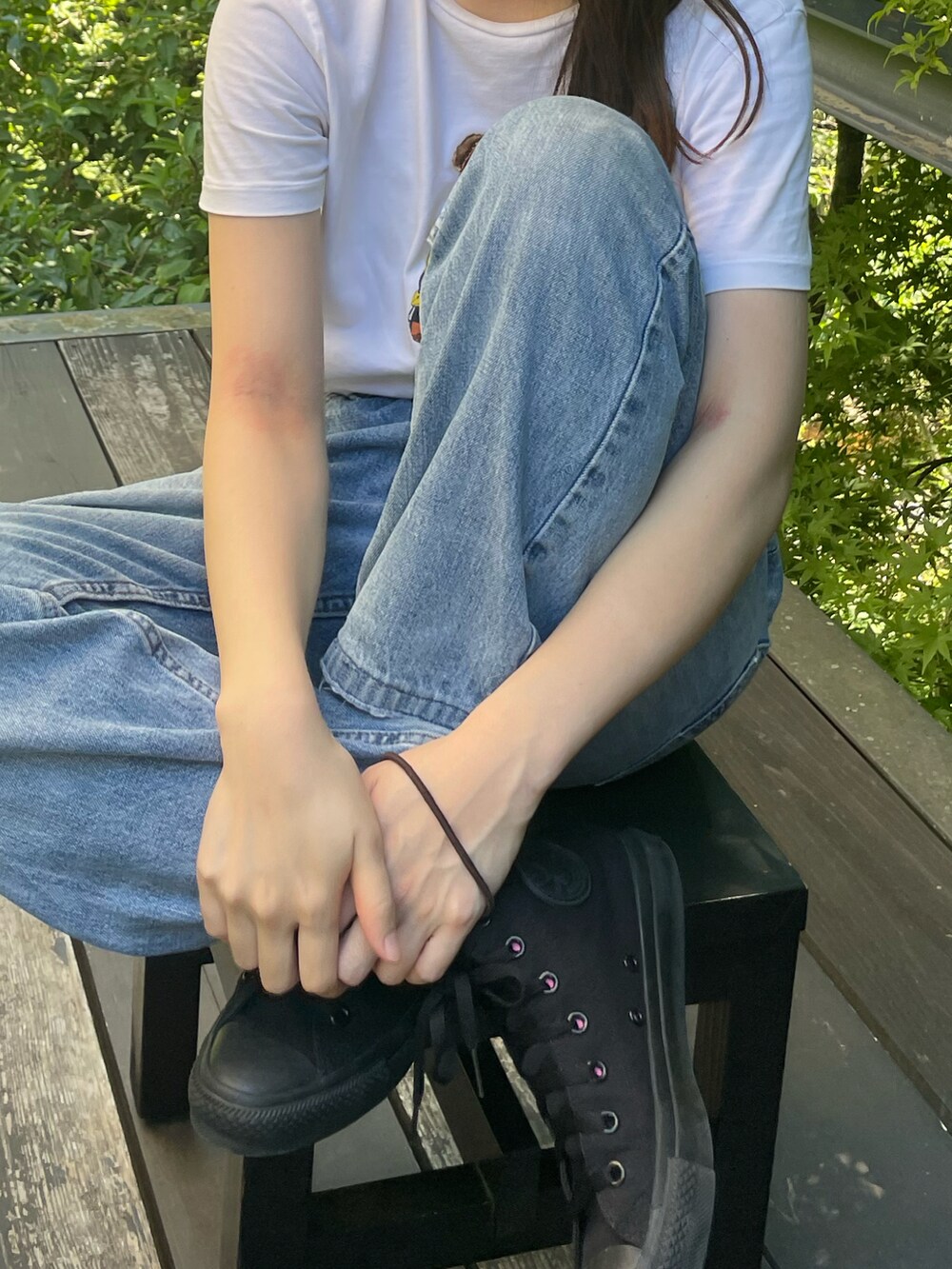 ホワイト系のTシャツ/カットソーを着用したレディースの夏コーディネートの2枚目の写真