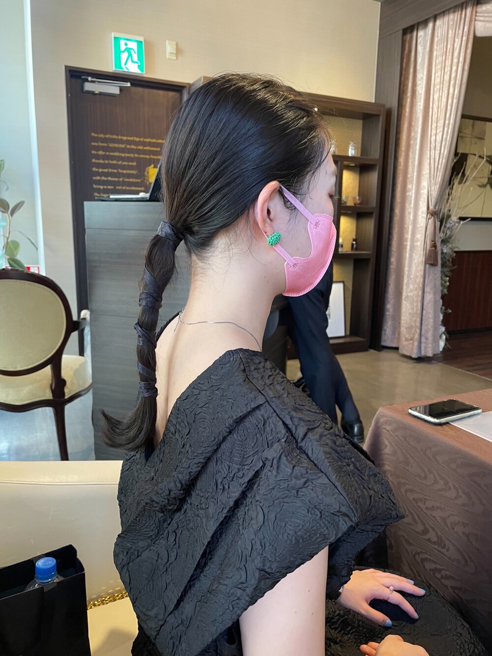 ブラック系のドレスを着用したレディースの夏コーディネートの2枚目の写真