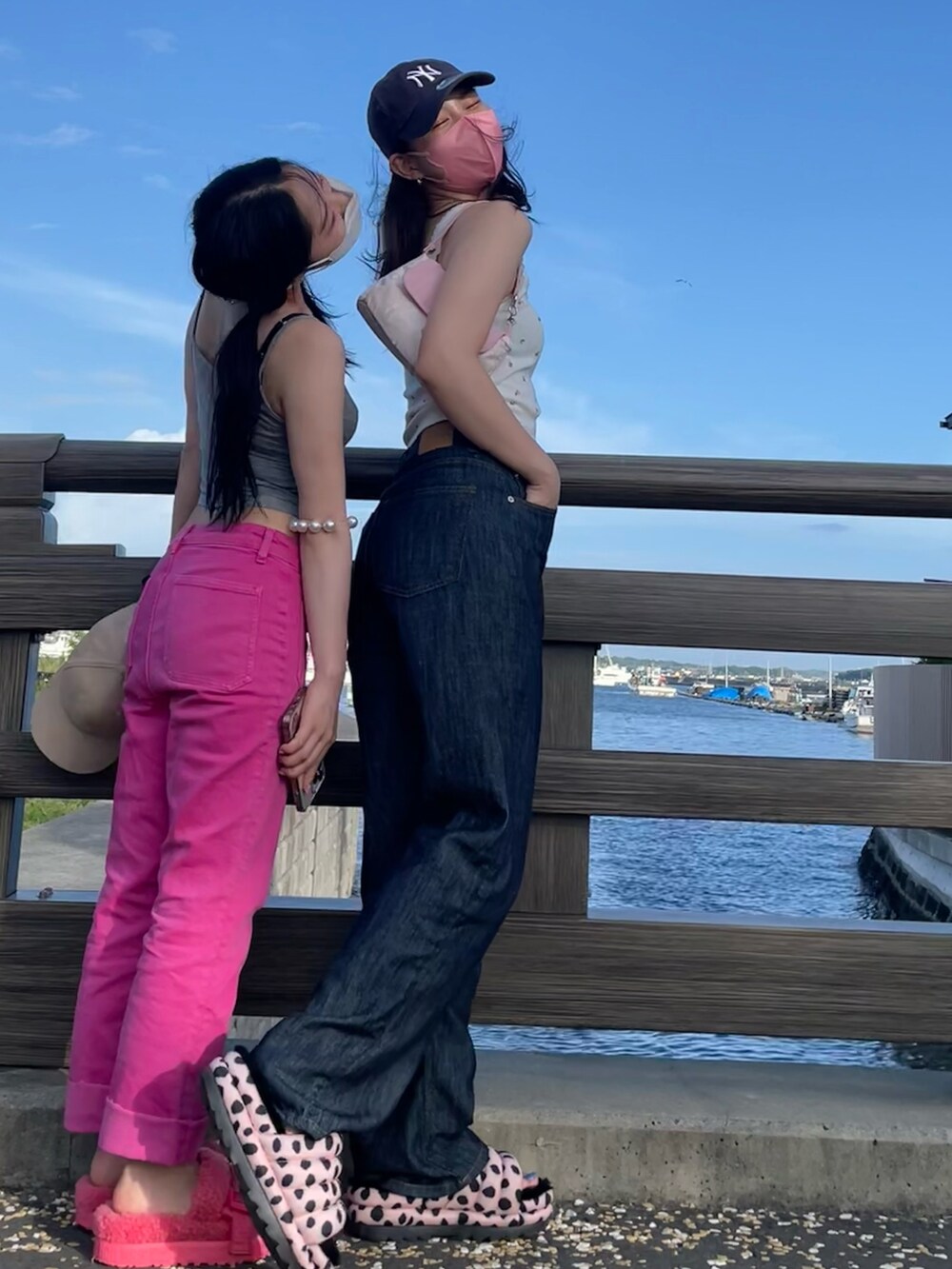 その他のサンダル、ホワイト系のタンクトップ、ブラック系のキャップを着用したレディースの夏コーディネートの3枚目の写真