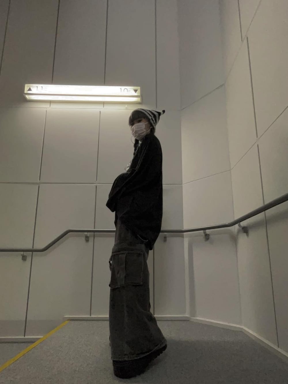 ブラック系のシューズを着用したレディースの夏コーディネートの2枚目の写真