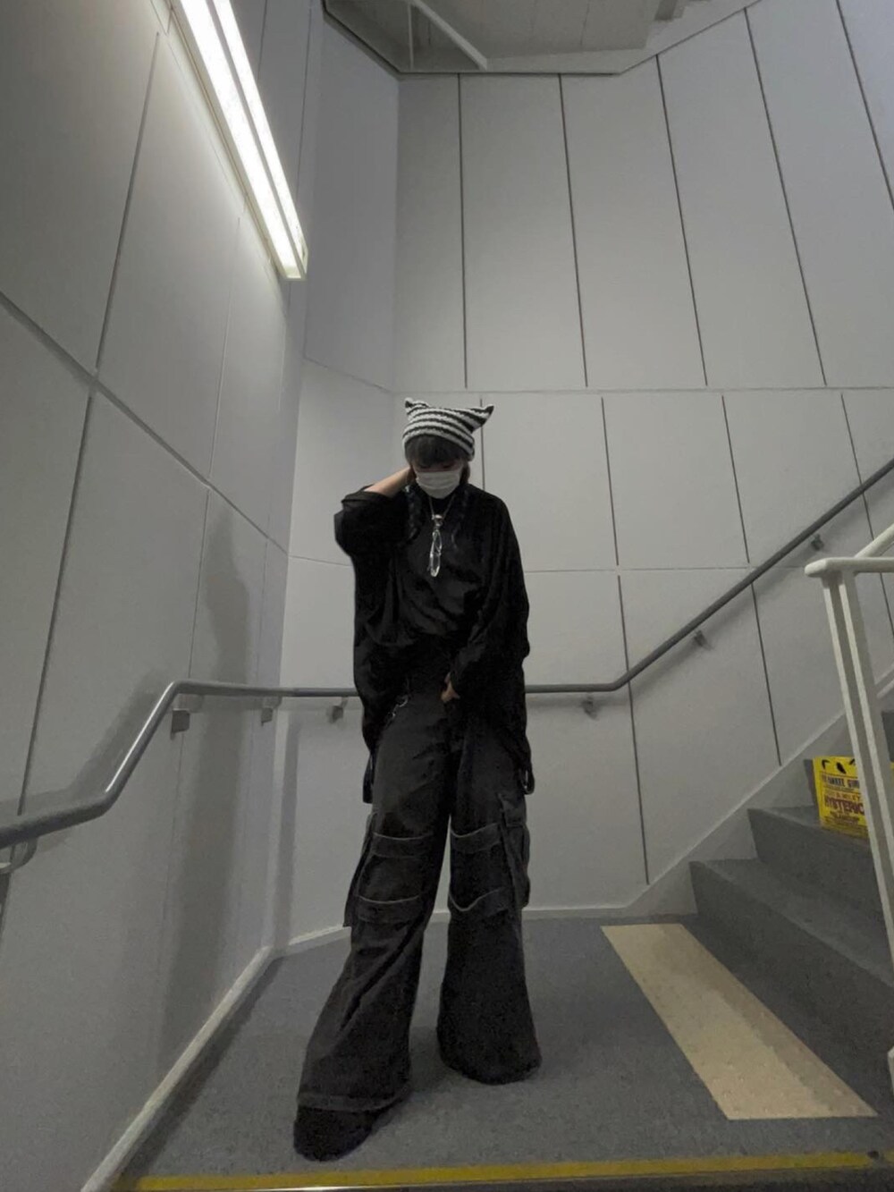 ブラック系のシューズを着用したレディースの夏コーディネートの3枚目の写真