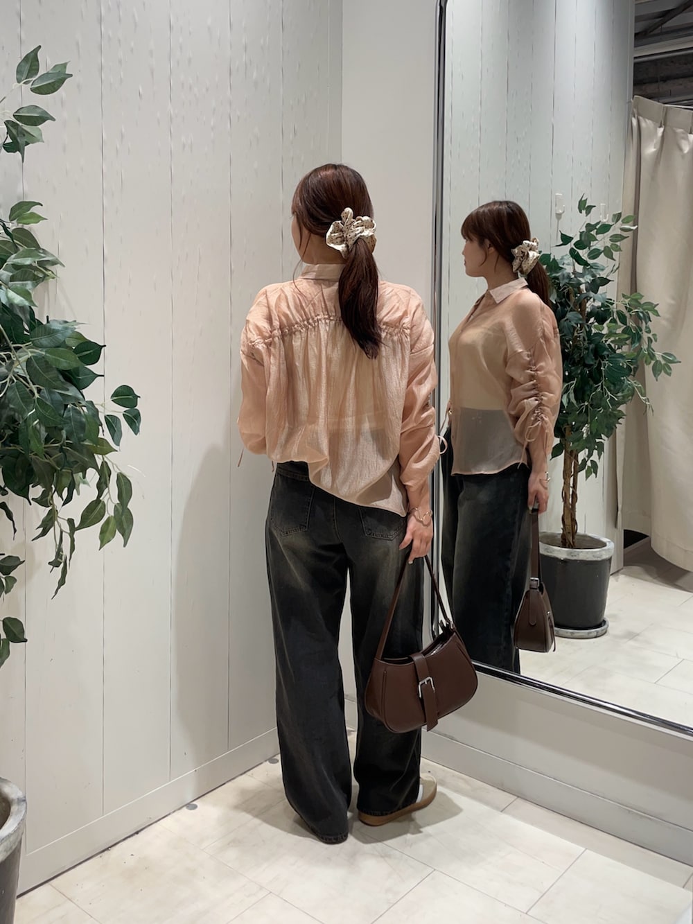 ベージュ系のシャツ/ブラウス、ブラック系のその他パンツ、ブラウン系のボストンバッグを着用したレディースの夏コーディネートの3枚目の写真