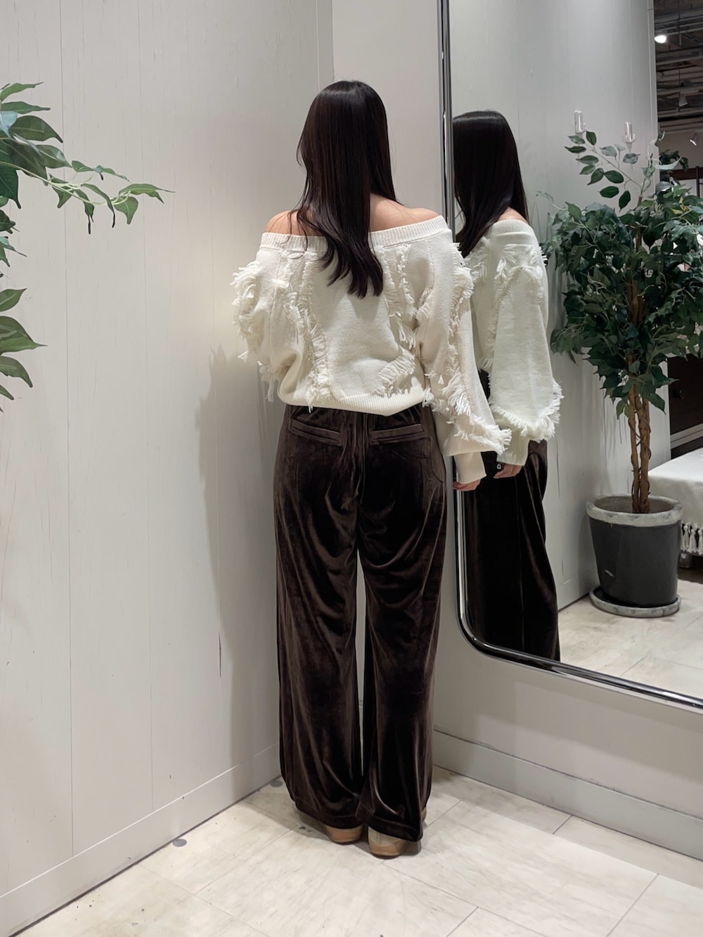 ホワイト系のニット/セーター、ブラウン系のその他パンツを着用したレディースの冬コーディネートの2枚目の写真