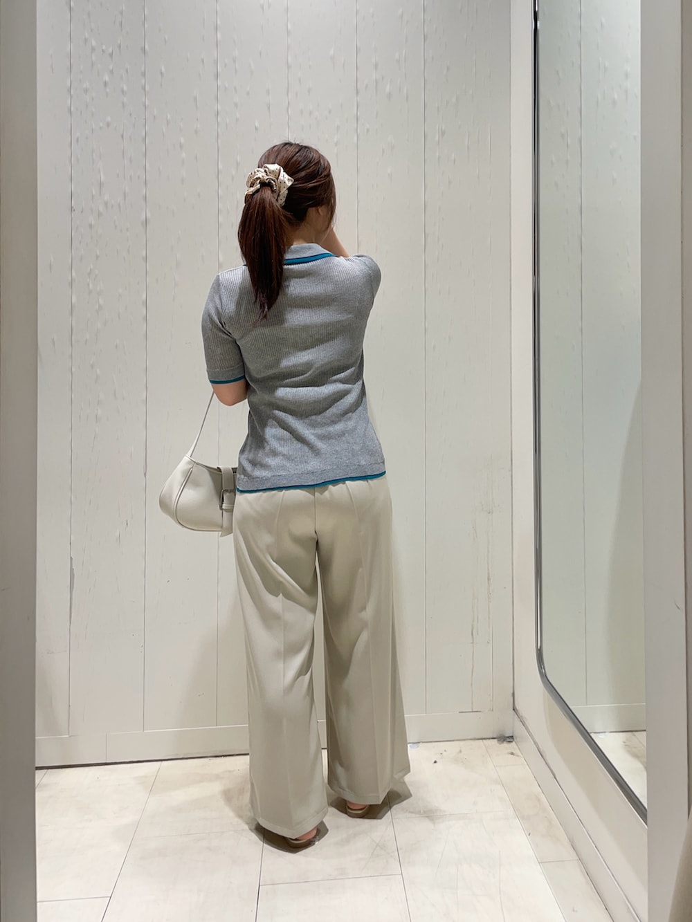 グレー系のカーディガン/ボレロ、ホワイト系のその他パンツ、ゴールド系のサンダルを着用したレディースの夏コーディネートの3枚目の写真