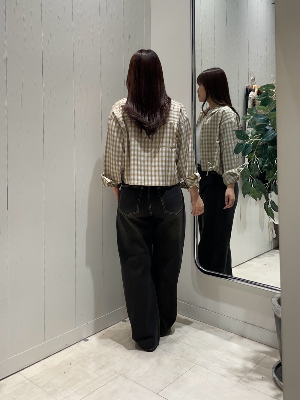 ベージュ系のシャツ/ブラウス、ホワイト系のTシャツ/カットソーを着用したレディースの秋コーディネートの3枚目の写真