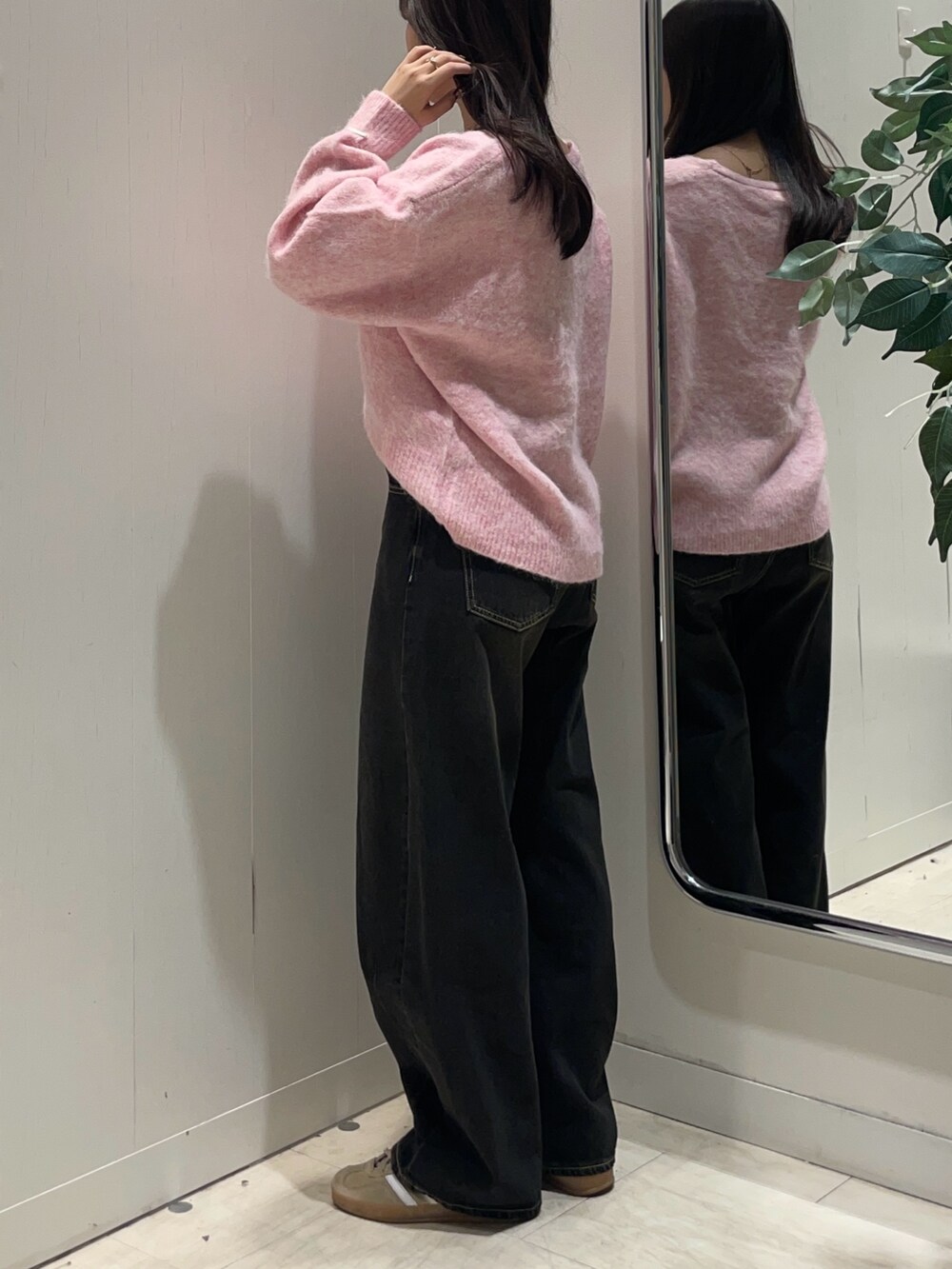 ピンク系のニット/セーター、ブラウン系のベルトを着用したレディースの冬コーディネートの2枚目の写真