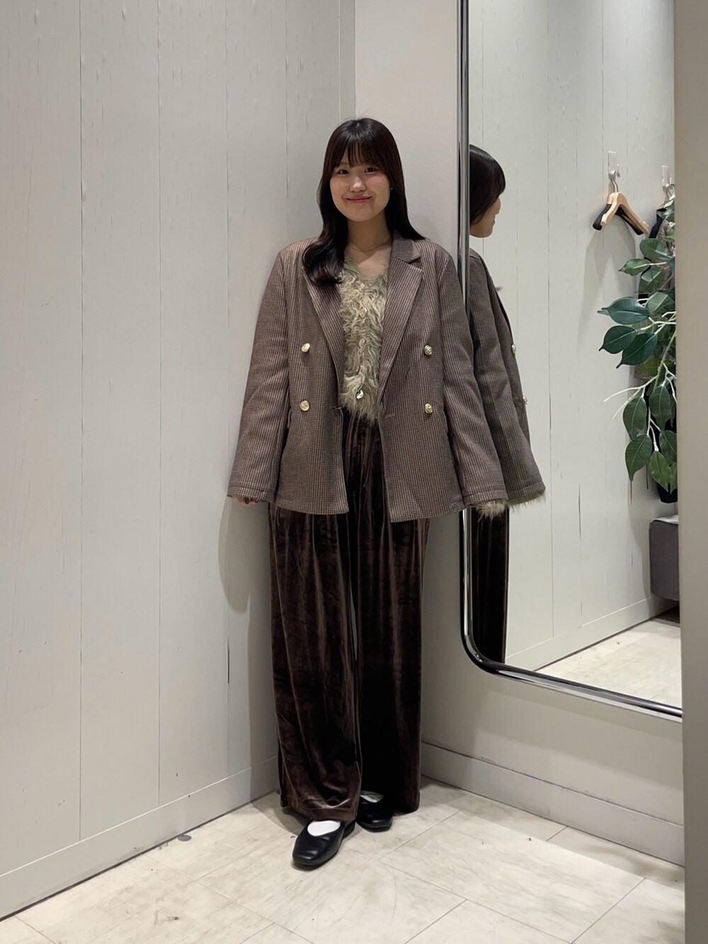 ベージュ系のカーディガン/ボレロ、ブラウン系のその他パンツ、ベージュ系のテーラードジャケットを着用したレディースの秋コーディネートの2枚目の写真