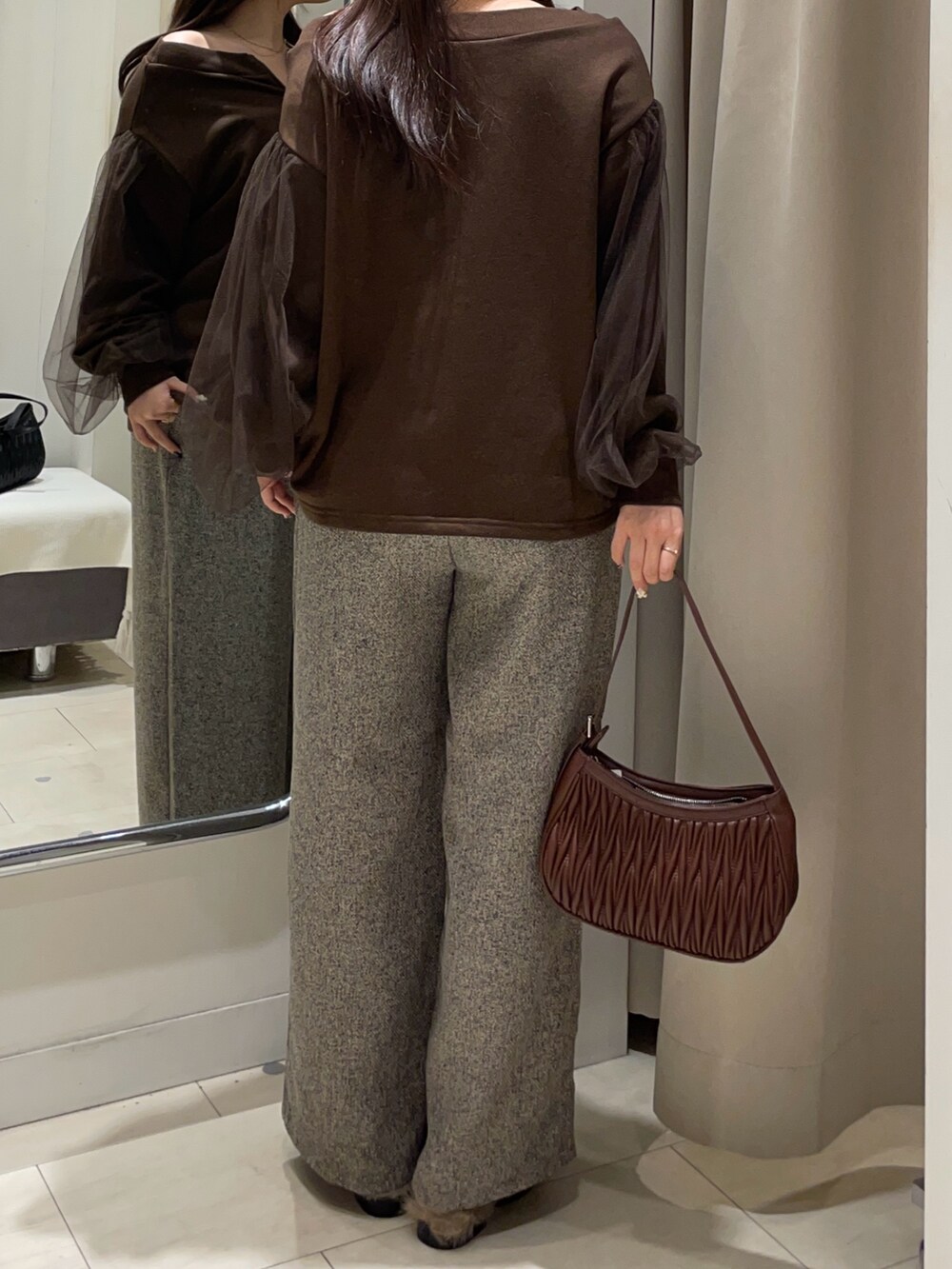 ブラウン系のTシャツ/カットソー、ブラウン系のその他パンツを着用したレディースの秋コーディネートの3枚目の写真