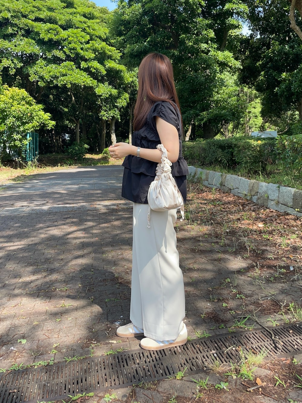 ブラック系のシャツ/ブラウス、ホワイト系のその他パンツ、ホワイト系のトートバッグを着用したレディースの夏コーディネートの2枚目の写真