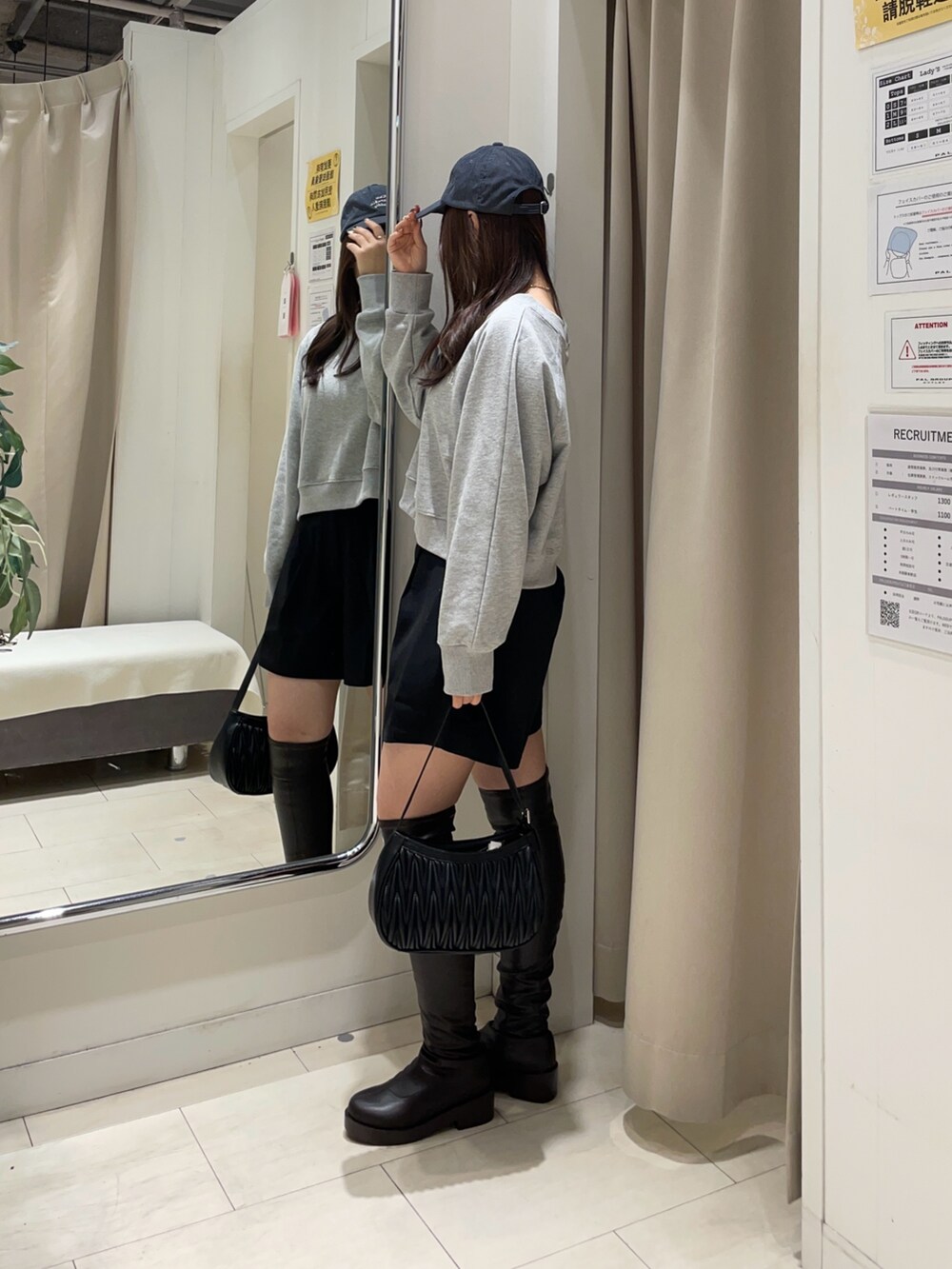 ブラック系のその他パンツ、グレー系のTシャツ/カットソーを着用したレディースの秋コーディネートの2枚目の写真