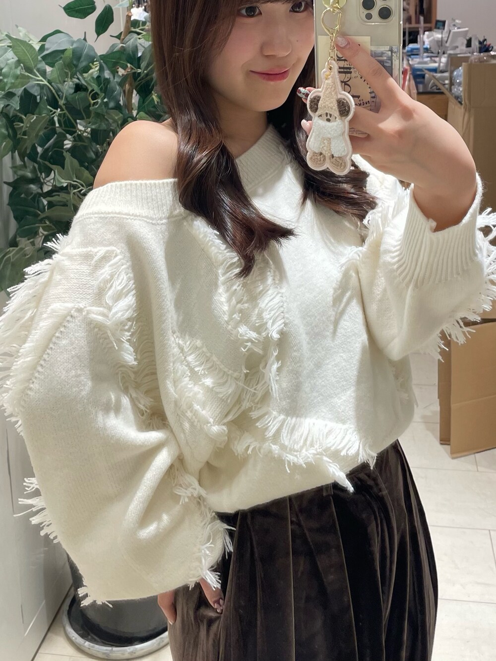 ホワイト系のニット/セーター、ブラウン系のその他パンツを着用したレディースの冬コーディネートの3枚目の写真