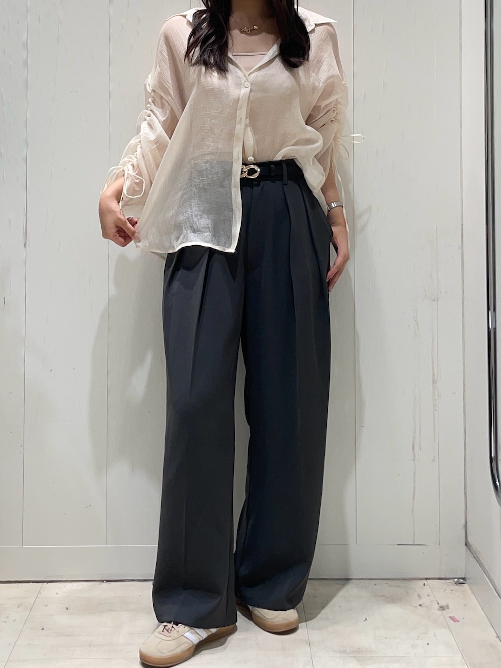 ホワイト系のシャツ/ブラウス、ブラック系のスラックス、ブラック系のベルトを着用したレディースの夏コーディネートの3枚目の写真