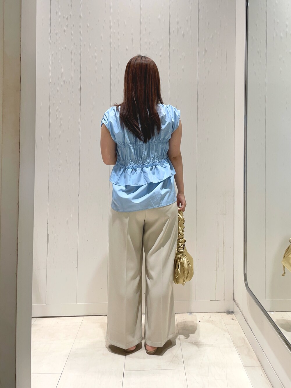 ブルー系のシャツ/ブラウス、ホワイト系のその他パンツ、ゴールド系のサンダルを着用したレディースの夏コーディネートの3枚目の写真