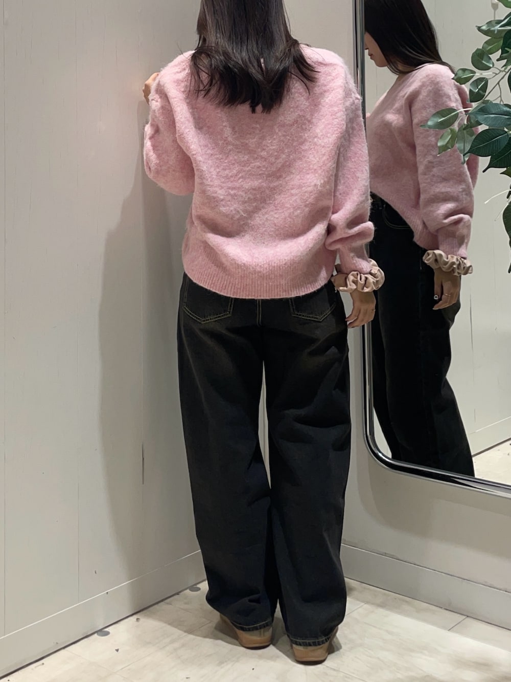 ピンク系のニット/セーター、ブラウン系のベルトを着用したレディースの冬コーディネートの3枚目の写真