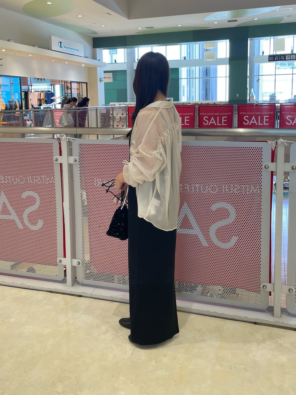 ホワイト系のシャツ/ブラウス、ブラック系のワンピースを着用したレディースの夏コーディネートの2枚目の写真