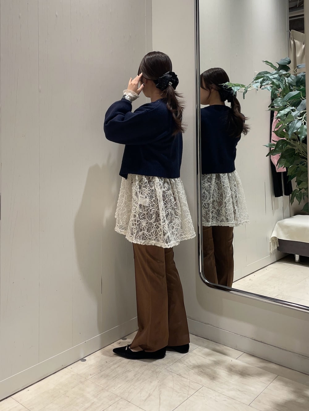 ブルー系のカーディガン/ボレロ、ホワイト系のチュニック、ブラウン系のその他パンツを着用したレディースの冬コーディネートの2枚目の写真
