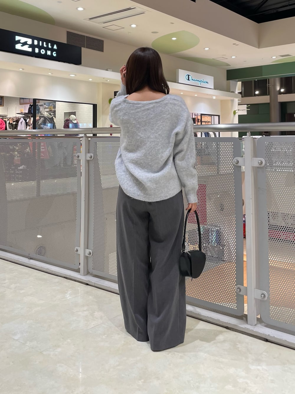 ブルー系のニット/セーター、ブラック系のベルトを着用したレディースの冬コーディネートの2枚目の写真