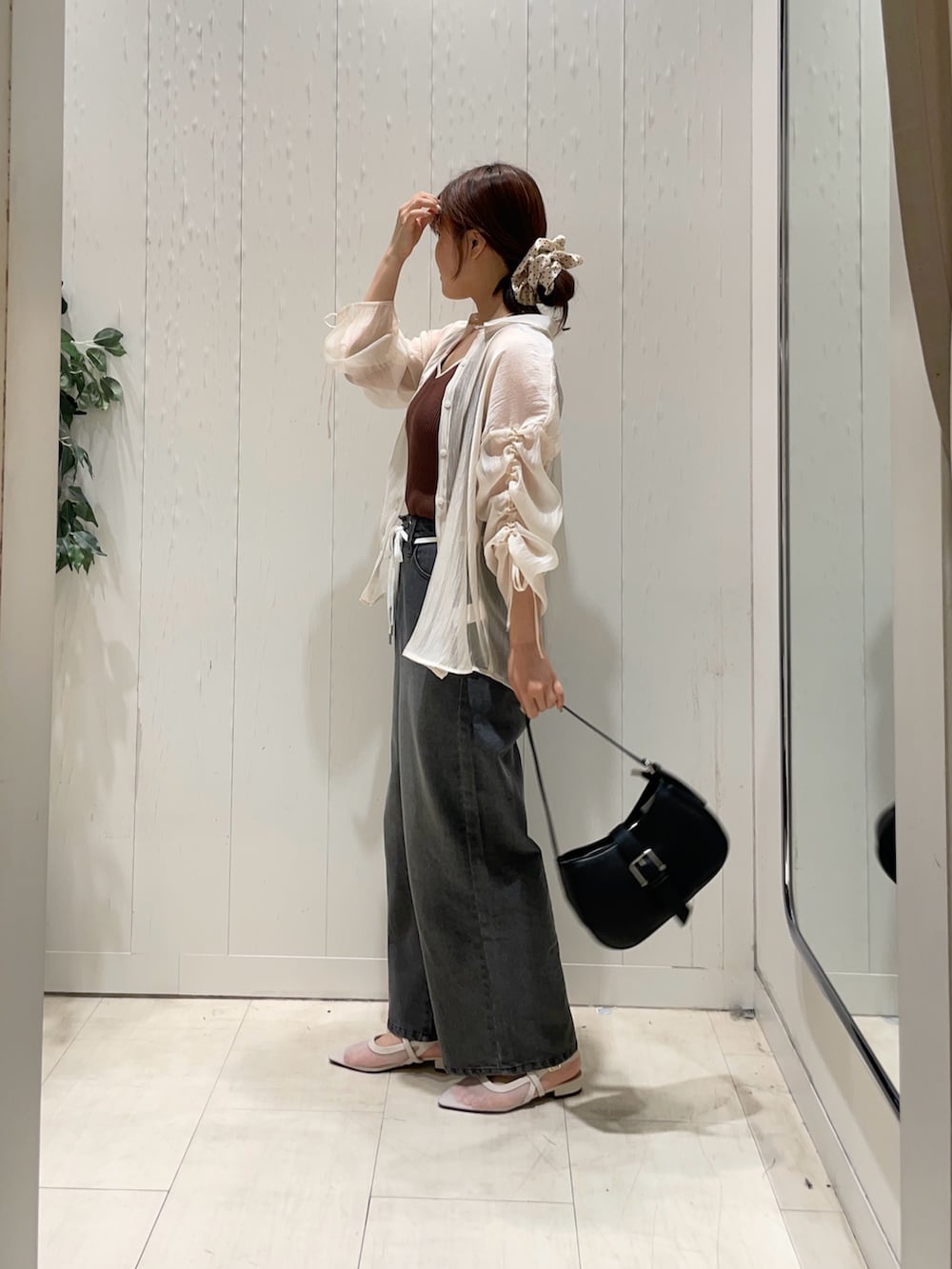 ホワイト系のシャツ/ブラウス、ブラック系のその他パンツ、ブラック系のボストンバッグを着用したレディースの夏コーディネートの3枚目の写真