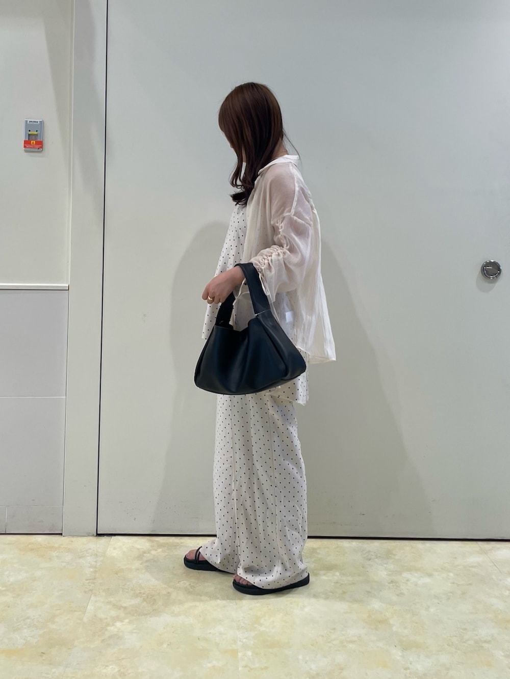 ホワイト系のシャツ/ブラウス、ブラック系のボストンバッグを着用したレディースの夏コーディネートの3枚目の写真