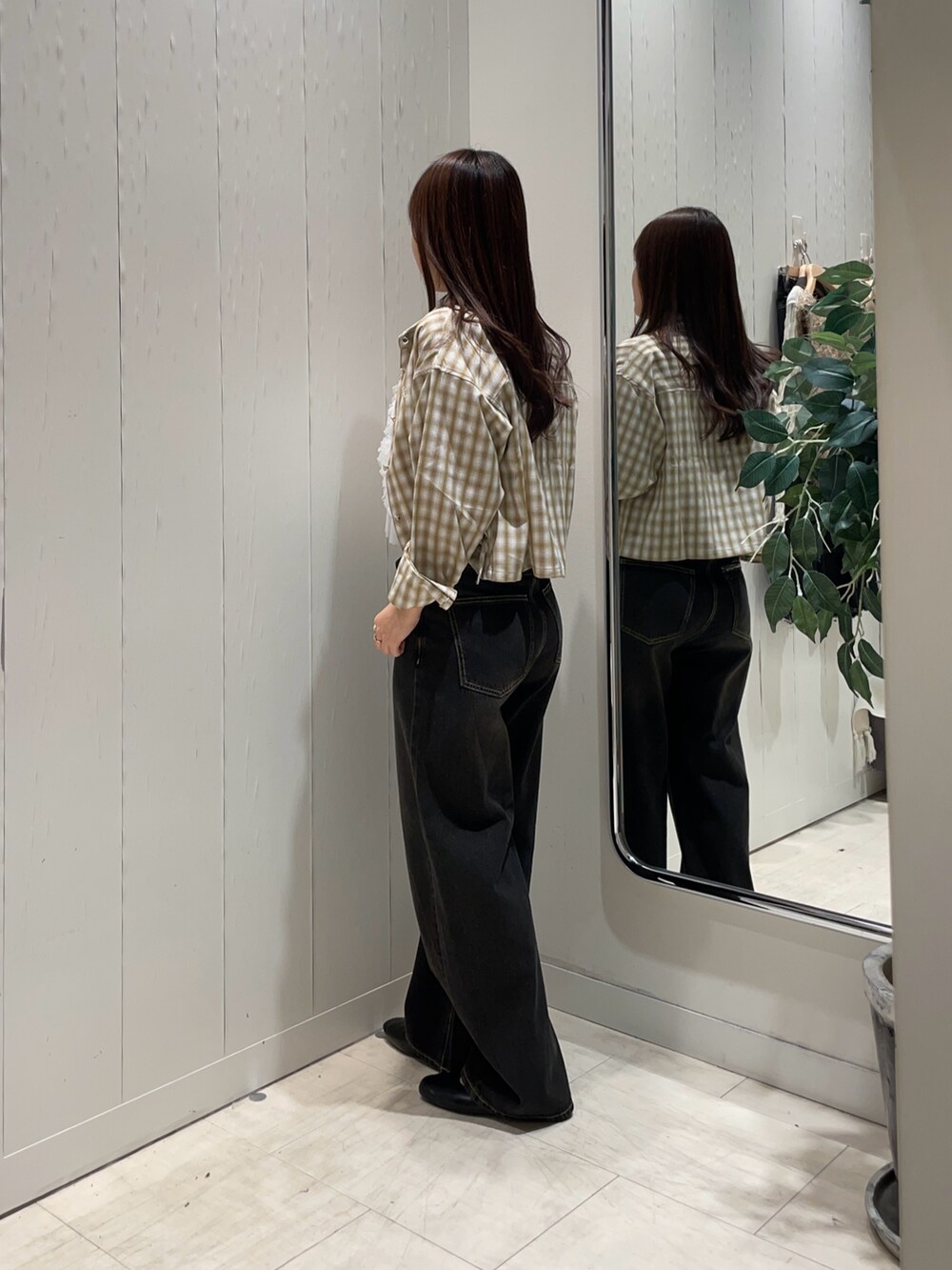 ベージュ系のシャツ/ブラウス、ホワイト系のTシャツ/カットソーを着用したレディースの秋コーディネートの2枚目の写真