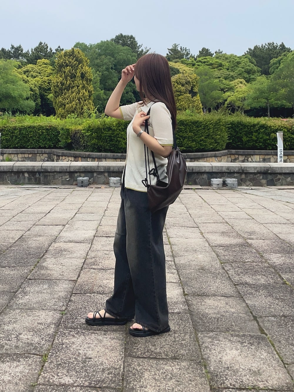 ホワイト系のカーディガン/ボレロ、ブラック系のその他パンツを着用したレディースの春コーディネートの2枚目の写真