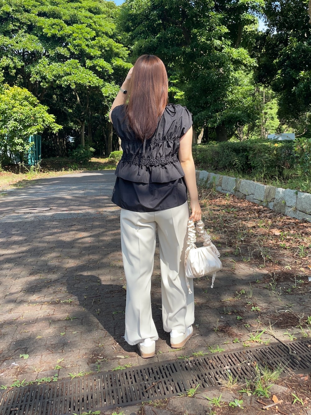 ブラック系のシャツ/ブラウス、ホワイト系のその他パンツ、ホワイト系のトートバッグを着用したレディースの夏コーディネートの3枚目の写真