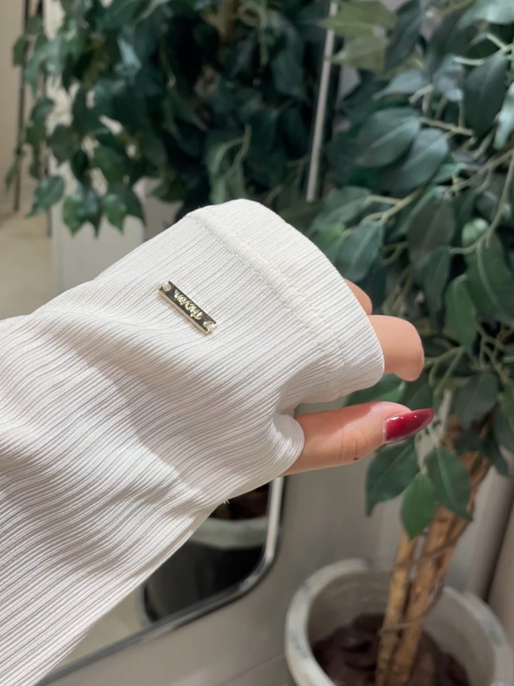 ブラック系のスラックス、ブラック系のパンプス、ブラウン系のカーディガン/ボレロを着用したレディースの秋コーディネートの3枚目の写真