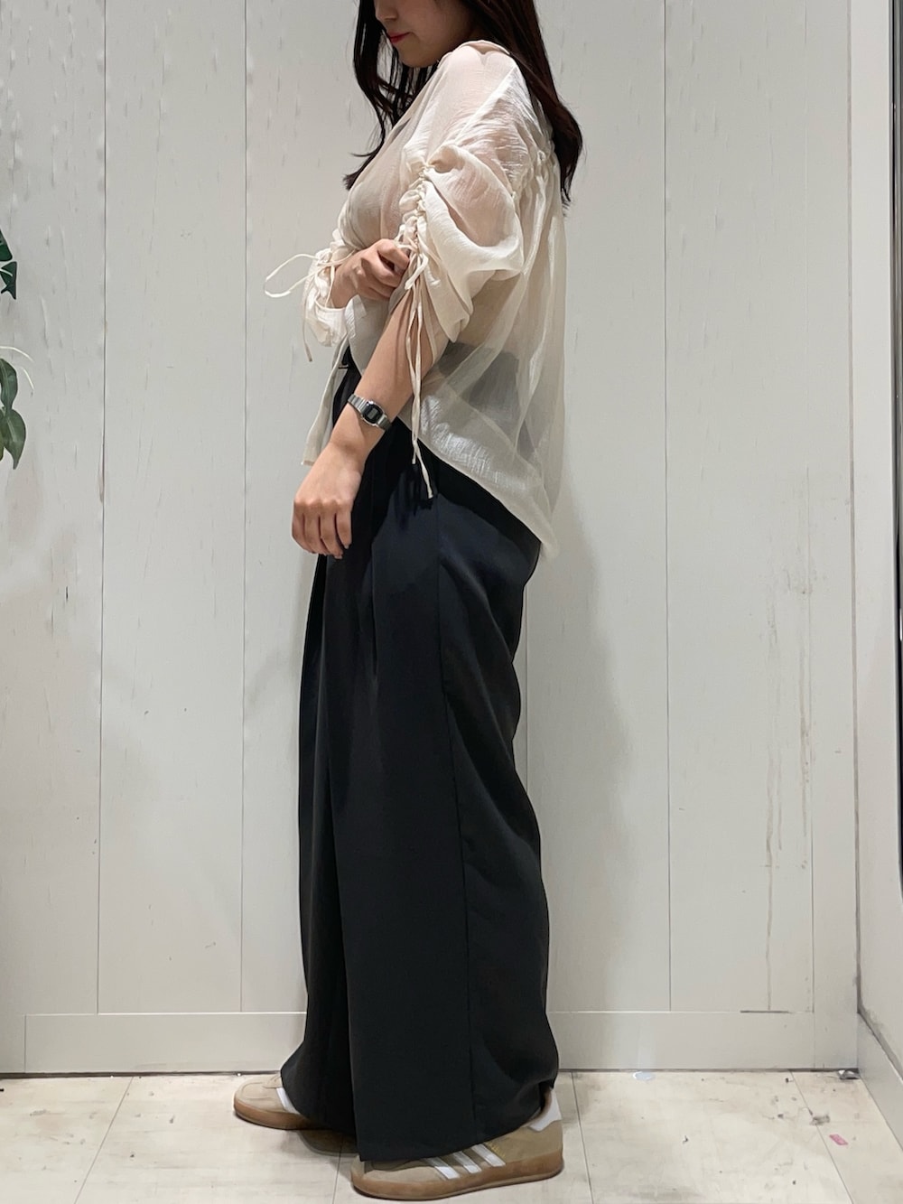 ホワイト系のシャツ/ブラウス、ブラック系のスラックス、ブラック系のベルトを着用したレディースの夏コーディネートの2枚目の写真