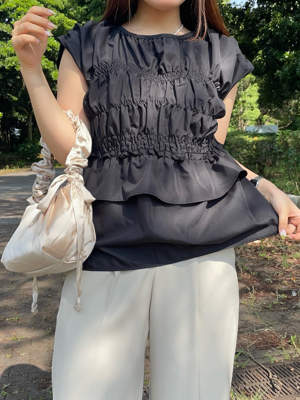 ブラック系のシャツ/ブラウス、ホワイト系のその他パンツ、ホワイト系のトートバッグを着用したレディースの夏コーディネートの4枚目の写真