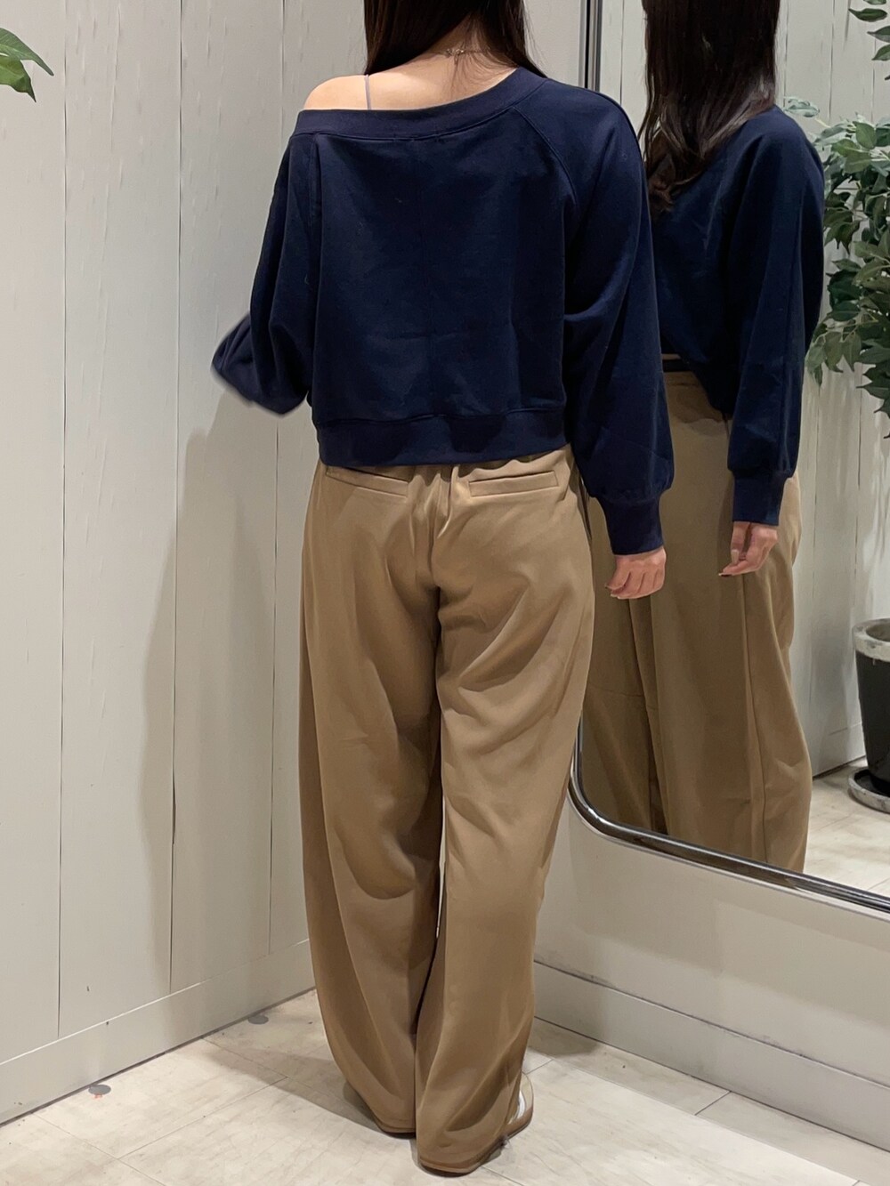 ブルー系のTシャツ/カットソー、ベージュ系のその他パンツ、ブラック系のベルトを着用したレディースの秋コーディネートの2枚目の写真