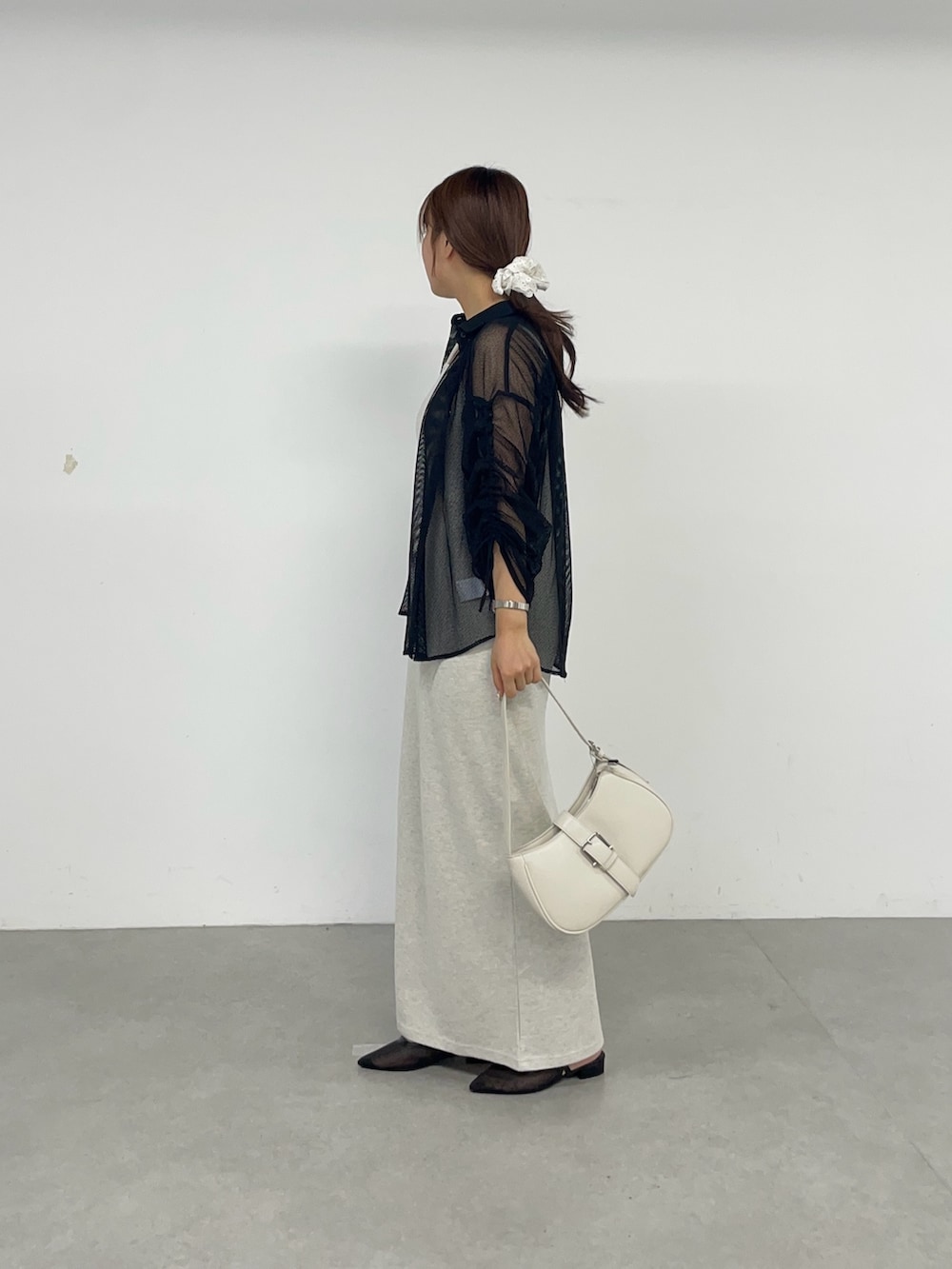 グレー系のワンピース、ブラック系のシャツ/ブラウス、ブラック系のサンダルを着用したレディースの夏コーディネートの3枚目の写真