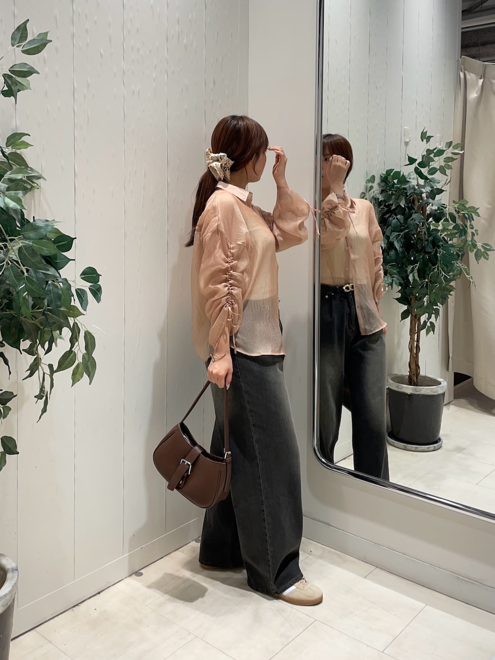 ベージュ系のシャツ/ブラウス、ブラック系のその他パンツ、ブラウン系のボストンバッグを着用したレディースの夏コーディネートの2枚目の写真