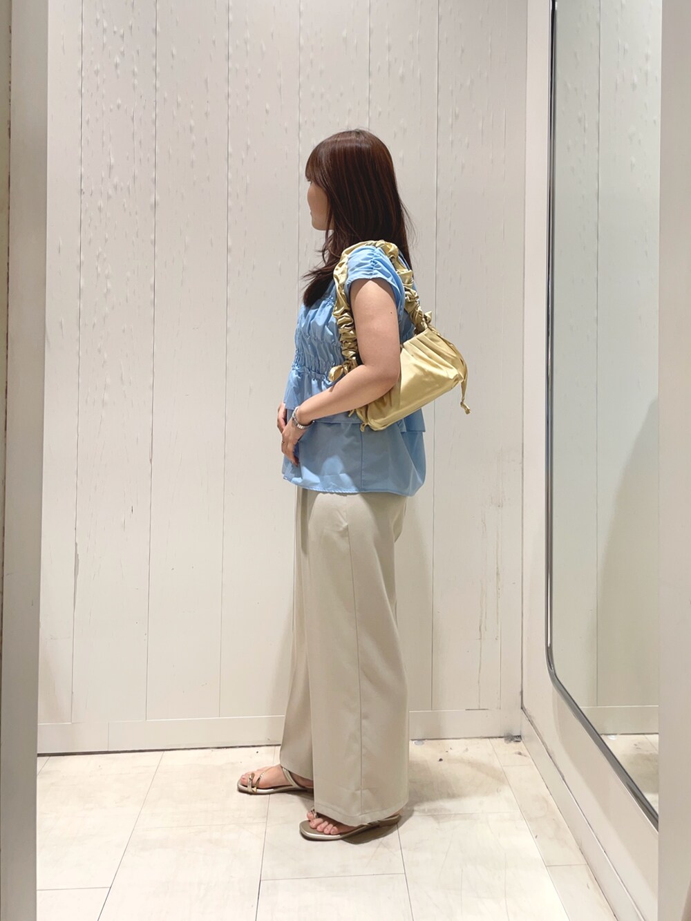 ブルー系のシャツ/ブラウス、ホワイト系のその他パンツ、ゴールド系のサンダルを着用したレディースの夏コーディネートの2枚目の写真