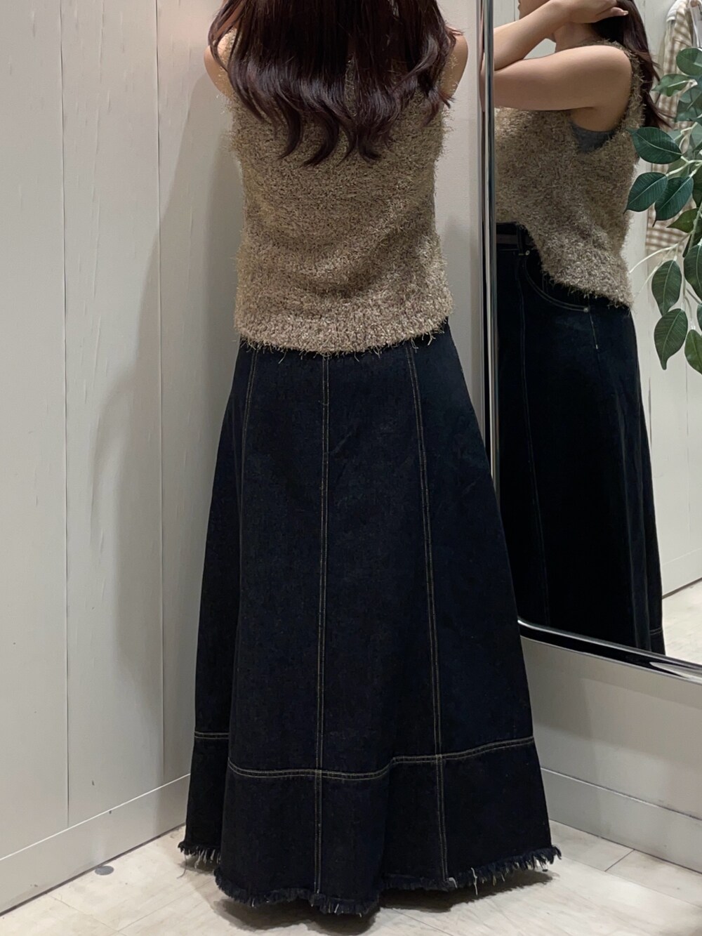 ベージュ系のニット/セーター、ブラック系のスカート、ブラック系のベルトを着用したレディースの秋コーディネートの2枚目の写真