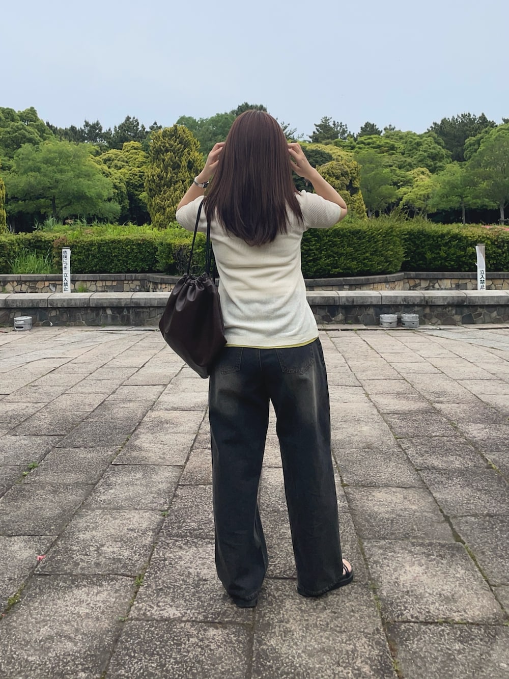 ホワイト系のカーディガン/ボレロ、ブラック系のその他パンツを着用したレディースの春コーディネートの3枚目の写真