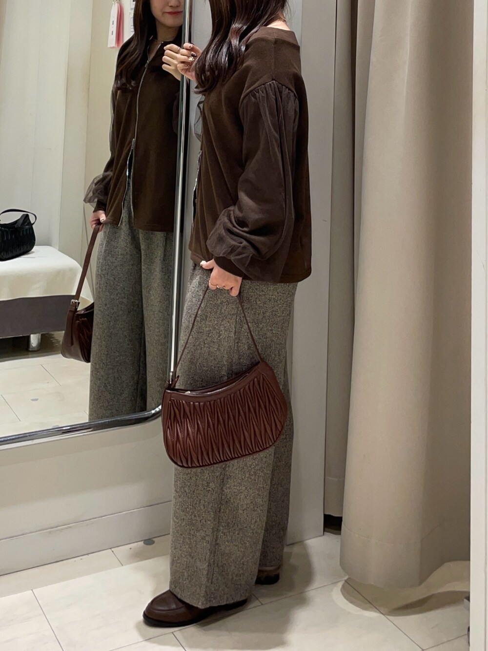 ブラウン系のTシャツ/カットソー、ブラウン系のその他パンツを着用したレディースの秋コーディネートの2枚目の写真