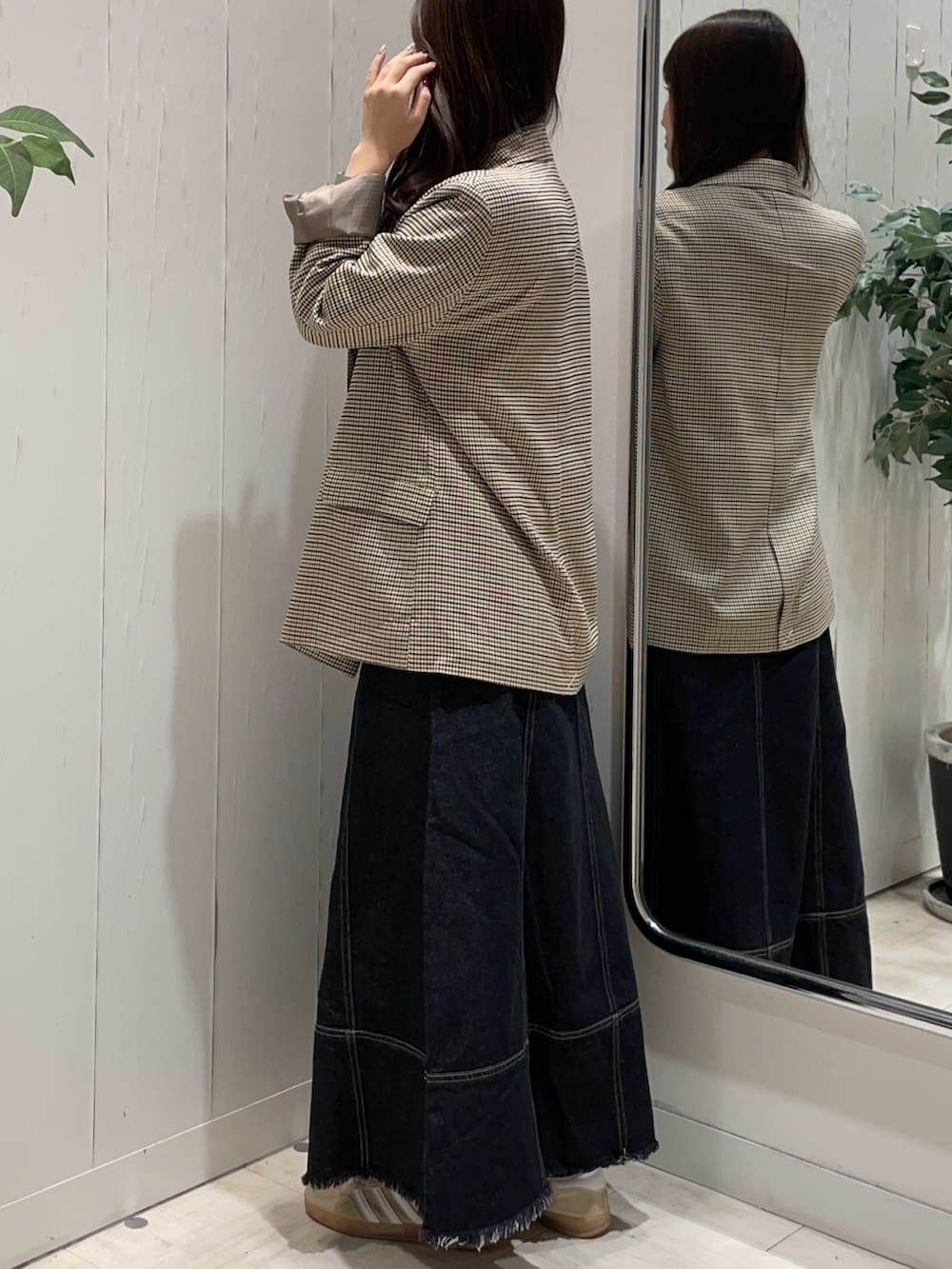 ベージュ系のTシャツ/カットソー、ベージュ系のテーラードジャケット、ブラック系のスカートを着用したレディースの秋コーディネートの2枚目の写真