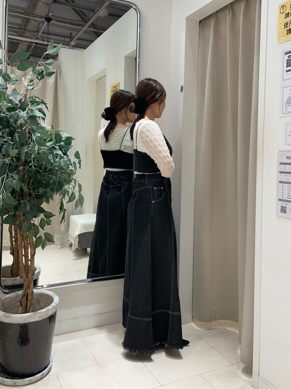 ホワイト系のTシャツ/カットソー、ブラック系のシャツ/ブラウス、ブラック系のスカートを着用したレディースの夏コーディネートの3枚目の写真